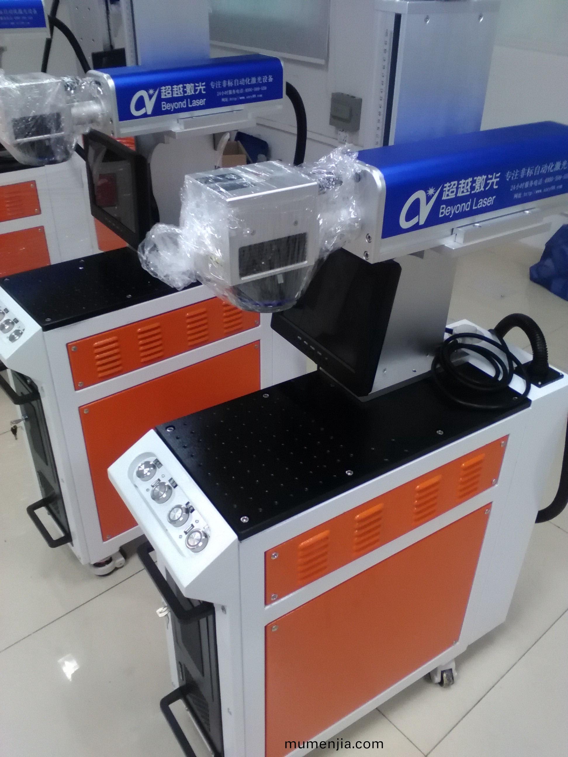 小(xiao)型(xing)光纖激(ji)光打(da)標機(ji)齣貨(huo)圖(tu)片(pian)