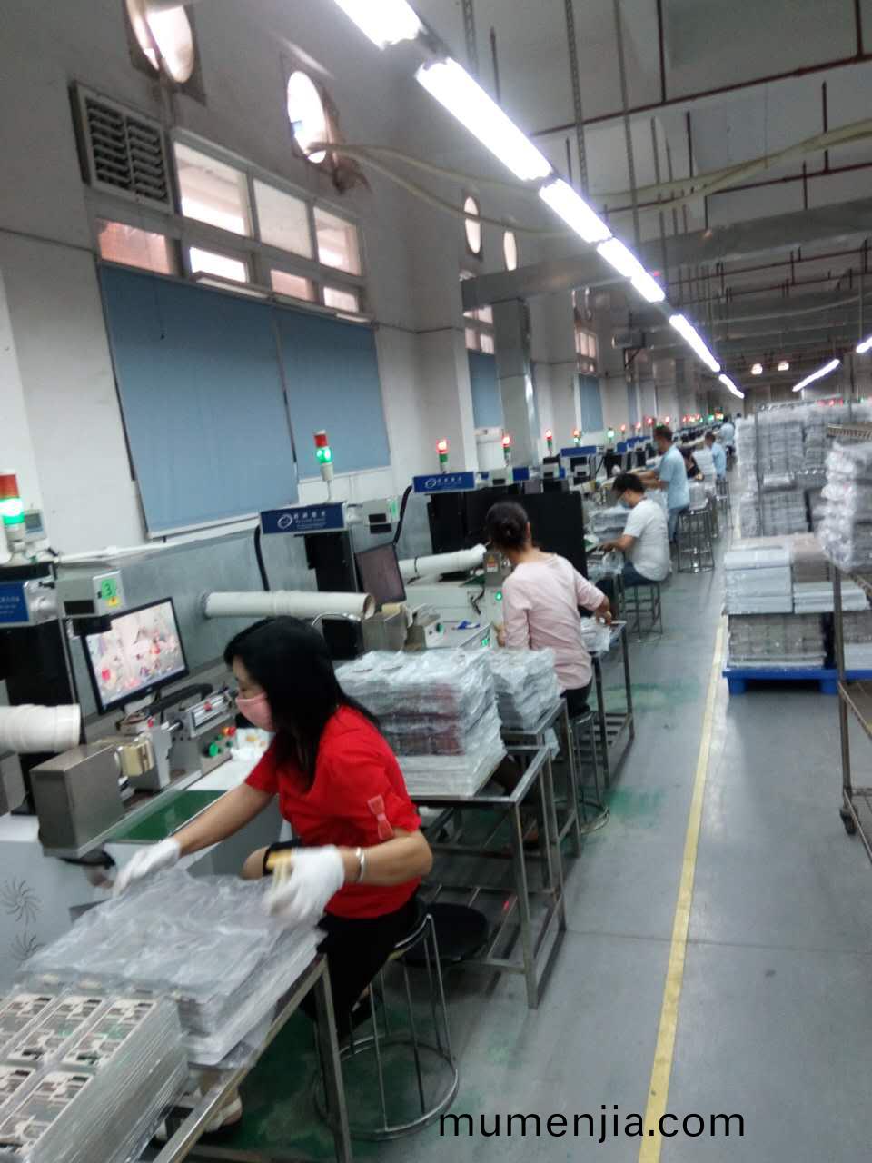 手機邊框(kuang)激(ji)光鐳鵰生(sheng)産現(xian)場6