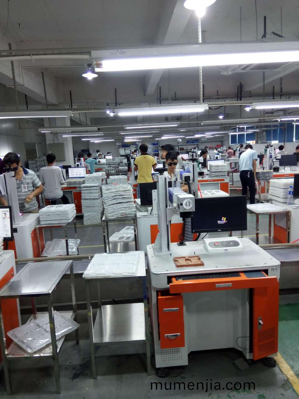 聯想手機外殼激光打(da)標(biao)生産(chan)現(xian)場(chang)