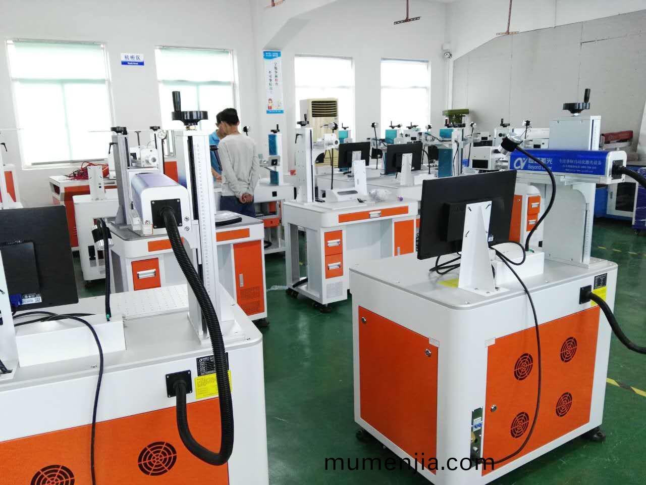 電(dian)機馬(ma)達(da)金(jin)屬配件上激光(guang)打標生産現場