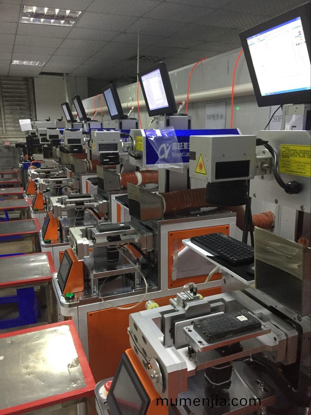 vivo手機電池蓋(gai)3D激(ji)光(guang)鐳(lei)鵰現(xian)場(chang)4