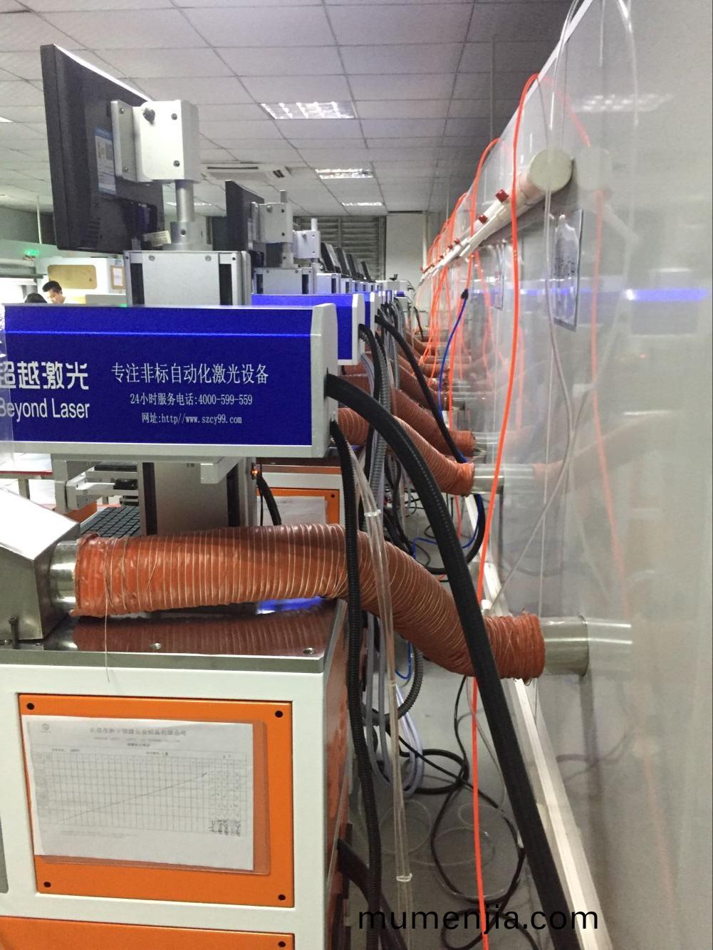 vivo手(shou)機(ji)電池蓋3D激光(guang)鐳鵰(diao)現場6