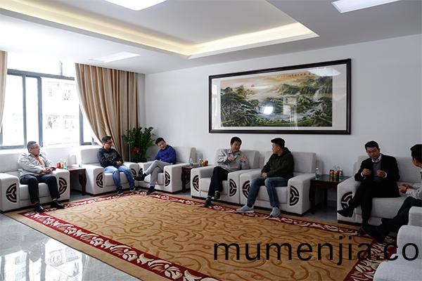 陳(chen)應(ying)濱(bin)董(dong)事(shi)長(zhang)與來(lai)訪客戶(hu)會談(tan)