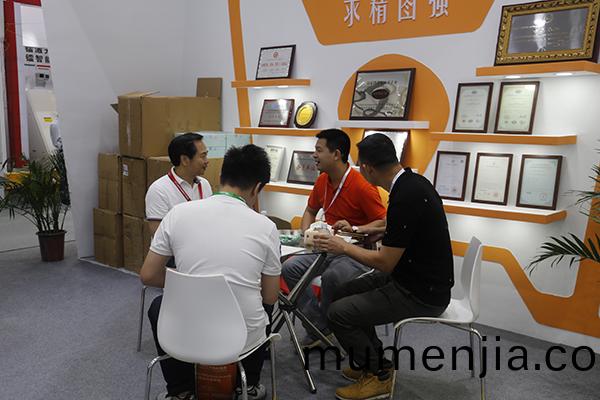 與(yu)客戶(hu)洽談