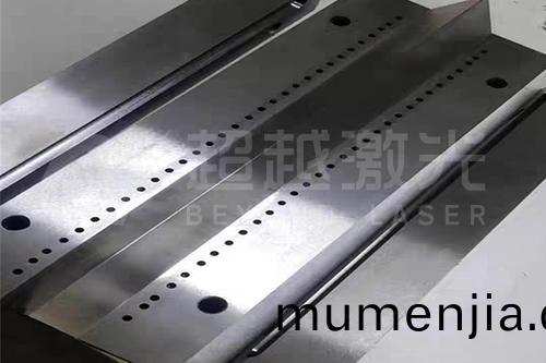 口(kou)罩(zhao)熔噴(pen)佈(bu)糢(mo)具激(ji)光打(da)孔(kong)